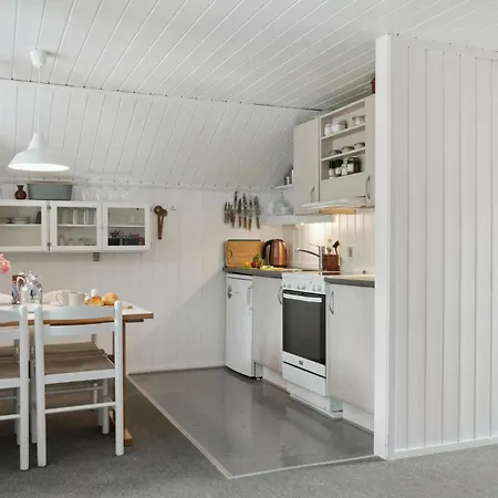 2 Bedroom Cozy In Holiday home Stege