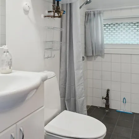 2 Bedroom Cozy In Stege