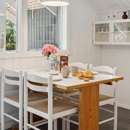 2 Bedroom Cozy In Stege