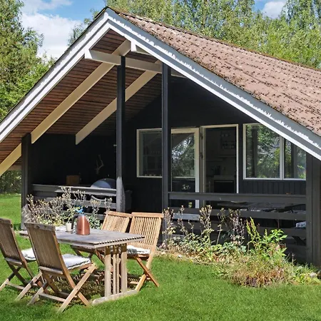 2 Bedroom Cozy In Stege